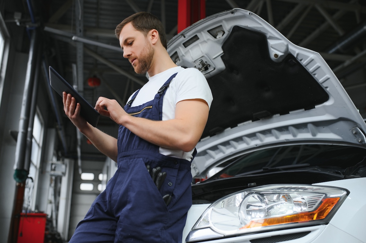 Meistars servisā pie auto atzīmē defektus