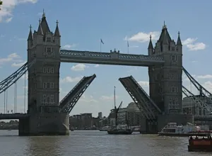 Paceltais Tauera tilts pār Temzu Londonā