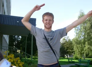 Sporta dienas dalībnieks ar paceltām rokām