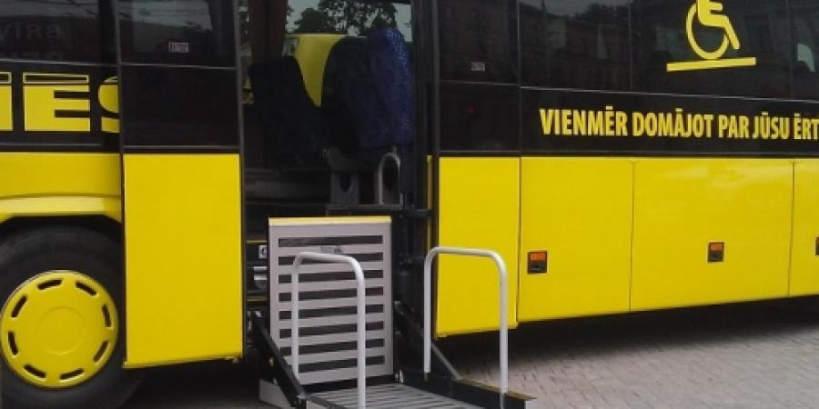 Ecolaines autobusi pieejami arī cilvēkiem ratiņkrēslos.