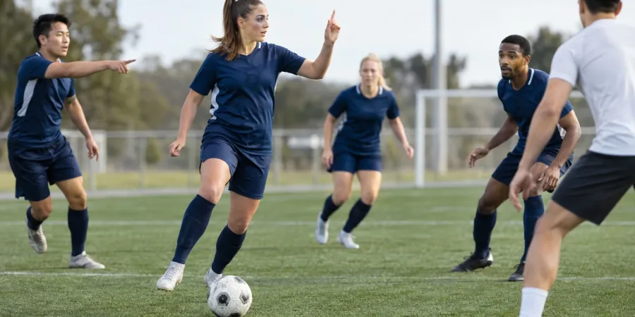 Futbolisti laukumā spēles laikā sazinās ar skatienu un skaidriem roku signāliem