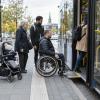 Riteņkrēsla lietotājs kopā ar citiem pasažieriem iekāpj zemās grīdas autobusā