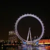Naktī izgaismots Londonas panorāmas rats