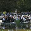 Orķestris uzstājas Parīzes parkā