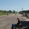 Dalībnieks ratiņkrēslā vēro sacensības trasē