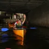 Laiva ar dalībniekiem tumšā tilta ailē