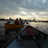 Laiva priekšā uz Daugavas vakara laikā