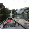Skats no laivas uz kanālmalas ēku un strūklaku