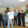 Dalībnieki tur pateicības plakātu pasniedzējiem