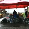 Divi cilvēki ratiņkrēslos pie trases braucamrīka