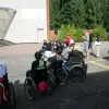 Cilvēki ratiņkrēslos sporta dienas atklāšanā