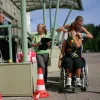 Sportiste ratiņkrēslā veic šķēršļu trasi