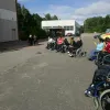 Dalībnieki gaida startu veiklības trasē